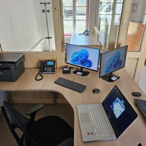 Bureau Double ecran avec pc portable et fixe